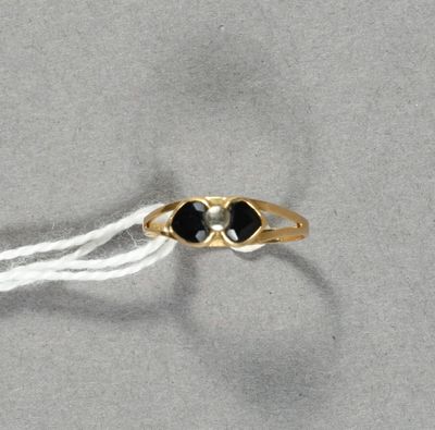 une bague en or sertie de deux pierres noires