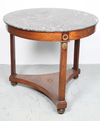 une photo d'une table à plateau en marbre montée sur roulettes, avec un piètement en bois