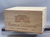 une boîte en bois sur laquelle est apposée une étiquette de vin