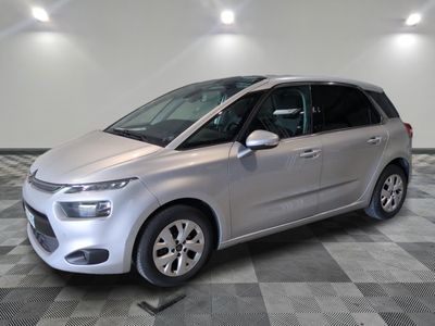 la citrole argentée est garée sur un carrelage en damier