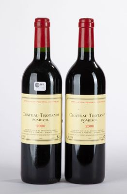 deux bouteilles de vin rouge posées l'une à côté de l'autre sur une surface blanche