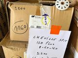 une pile de cartons sur laquelle est posée une pancarte