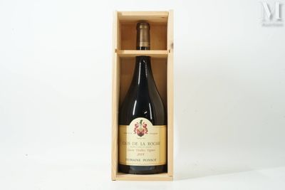 une bouteille de vin dans un coffret en bois sur une table