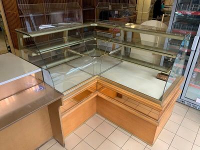 une vitrine en verre au milieu d'un magasin