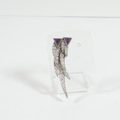 une photo d'une paire de boucles d'oreilles ornées de pierres violettes