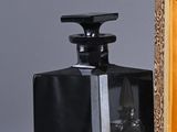 deux flacons de parfum posés l'un à côté de l'autre sur une table