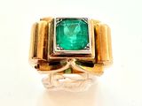 l'image d'une bague contenant une pierre verte