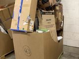 une pile de cartons sur une palette dans un entrepôt