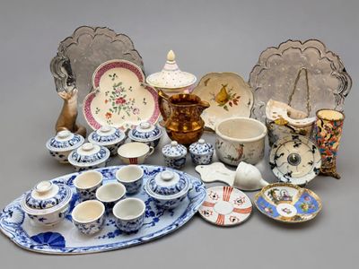 de nombreux types de plats et de tasses sur la table
