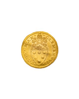 gros plan d'une pièce d'or sur fond blanc