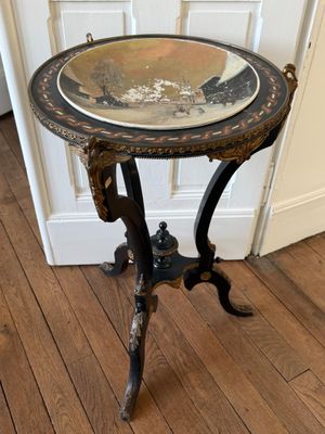 une petite table posée sur un plancher en bois, sur laquelle se trouve un bol