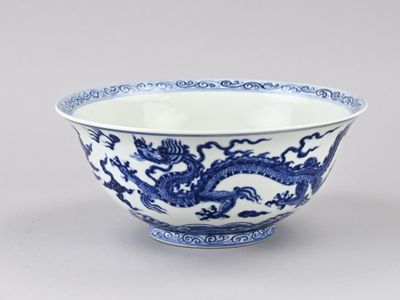 Bol chinois bleu et blanc orné d'un motif de dragon