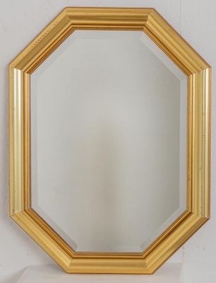 Miroir octogonal en bois mouluré et doré à pans coupés. Le m…