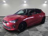 une voiture rouge garée dans un garage au sol en damier
