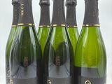 six bouteilles de champagne sont alignées