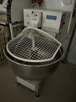 une image d'une machine qui se trouve dans une pièce