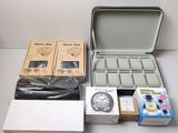 de nombreuses boîtes contenant des appareils électroniques posées sur une table