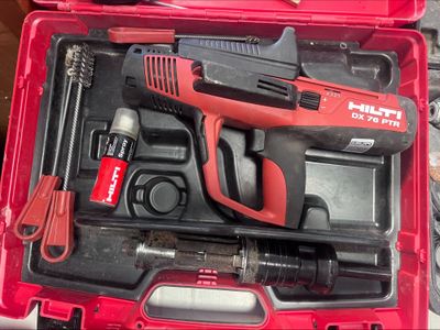 une boîte à outils rouge avec des outils sur une table