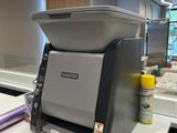 une machine posée sur le comptoir d'une cuisine