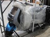 une moto posée sur un chariot dans un entrepôt