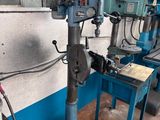 une machine posée sur une table dans une pièce