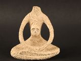 l'image d'une statue de femme avec une couronne sur la tête