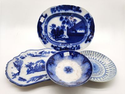 deux assiettes bleues et blanches ornées d'un motif bleu et blanc
