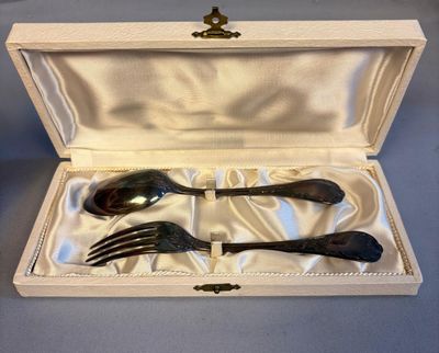 deux fourchettes et deux cuillères dans une boîte posée sur une table