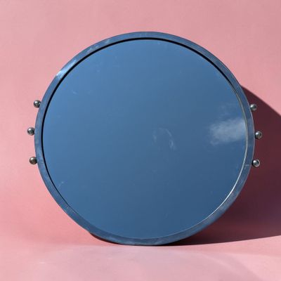 miroir rond bleu sur fond rose