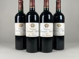 trois bouteilles de vin rouge posées sur une table