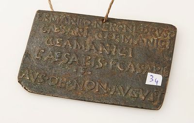 Une ancienne plaque rectangulaire en bronze (diplôme).