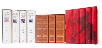 plusieurs livres sont alignés sur une surface blanche