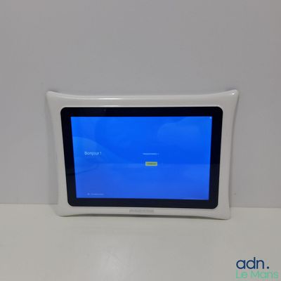 une image représentant une tablette posée sur une table blanche