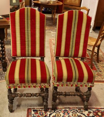 une paire de chaises à rayures rouges dans une pièce où se trouve un tapis au sol