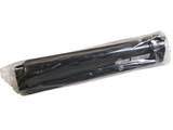 un stylo noir emballé dans du plastique sur fond blanc