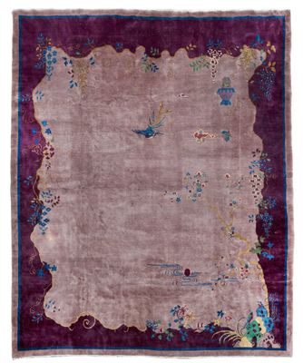 un tapis violet orné d'un motif floral