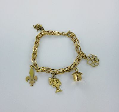 un bracelet en or orné de breloques