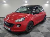 la photo d'une voiture rouge garée dans un garage