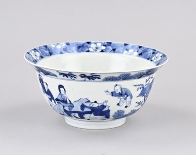 bol en porcelaine bleue et blanche orné de personnages et de fleurs dans un paysage