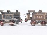 plusieurs petits trains sont alignés sur une surface blanche