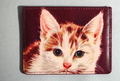 SANDRO Porte carte en cuir bordeaux a décor de chat