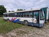 un bus garé sur le bord de la route