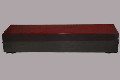 une boîte noire et rouge avec un couvercle rouge