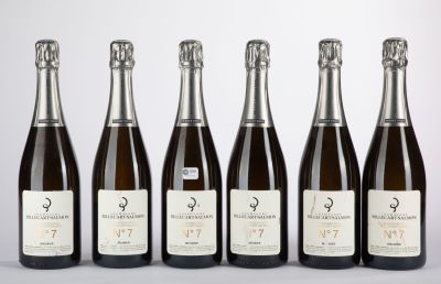 six bouteilles de vin sont alignées sur une table