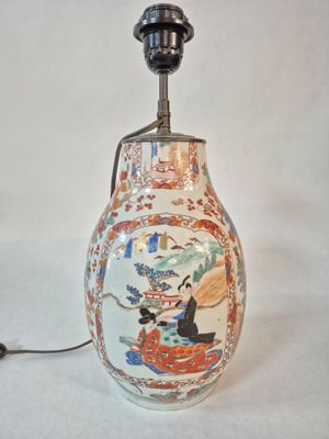 JAPON XIXème. Vase balustre en porcelaine monté en lampe, à …