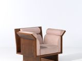 La chaise est en bois et son assise est recouverte d'un tissu beige.