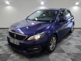 la voiture bleue est garée dans le garage sur le sol en damier