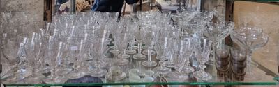 de nombreux verres posés sur une étagère en verre dans un magasin