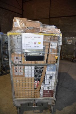 un chariot contenant de nombreux cartons dans un entrepôt