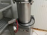 une machine posée sur une boîte